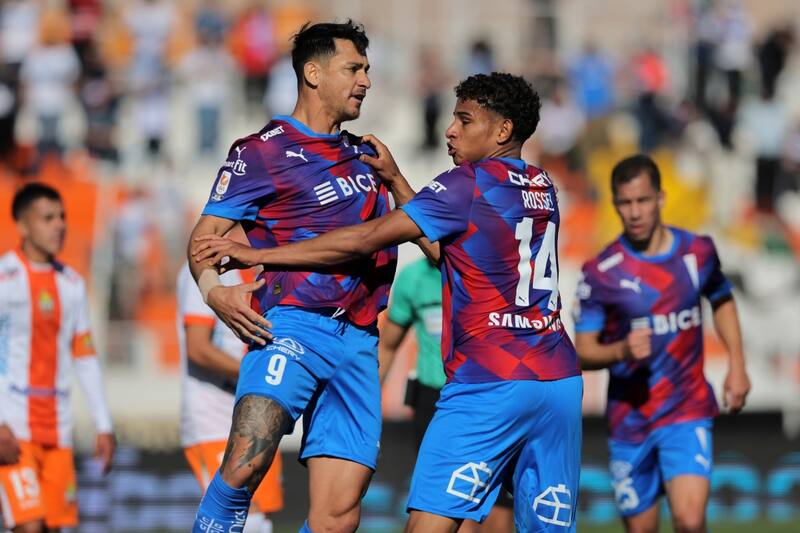 Los Cruzados buscan quedarse con los tres puntos. Foto: Agencia Aton.