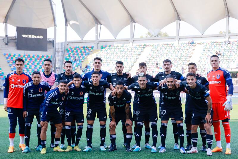 La U en el partido ante Audax Italiano, con las tribunas desiertas como telón de fondo. Foto: Agencia Aton.