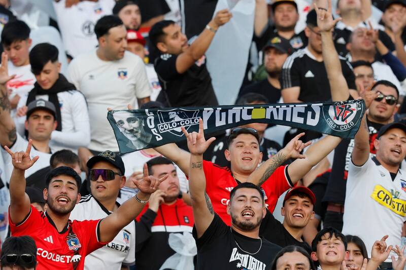 Hinchas de Colo Colo en el Estadio Monumental.