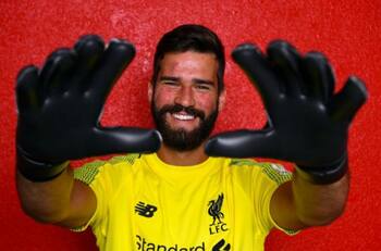Alisson Becker retó a sus colegas del fútbol a que enseñen su lavado de manos