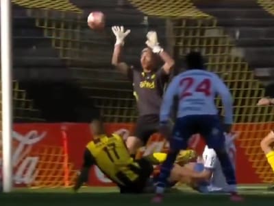 Con la uña: la tremenda atajada de Brayan Cortés en su debut con Peñarol ante Nacional