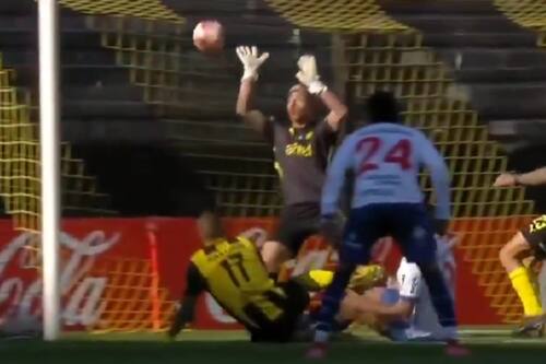 Con la uña: la tremenda atajada de Brayan Cortés en su debut con Peñarol ante Nacional