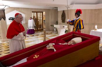 VIDEO | Vaticano difunde primeras imágenes del Papa Francisco en su ataúd