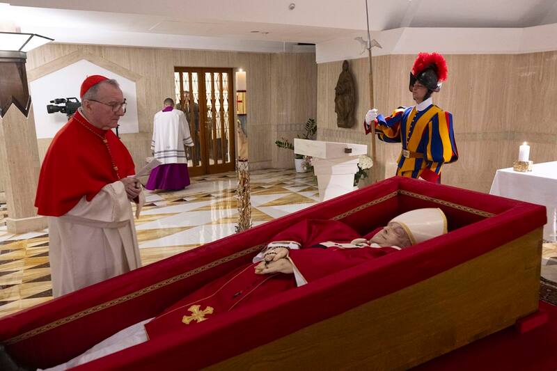 descansando sobre su ataúd en la residencia de Santa Marta, desde donde será trasladado este miércoles a la Basílica de San Pedro, donde será exhibido a los fieles. Foto: Vaticano