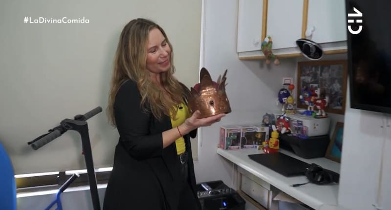 Con su corona de Reina Guachaca