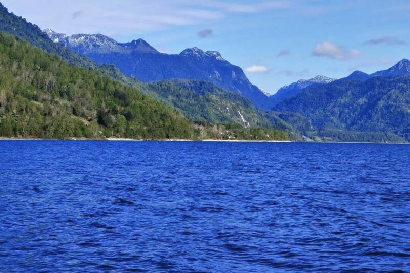 Un paisaje hermoso que puedes recorrer gracias a este asombroso camping. Créditos: @camping_kayaks_maihueaventura vía Instagram.
