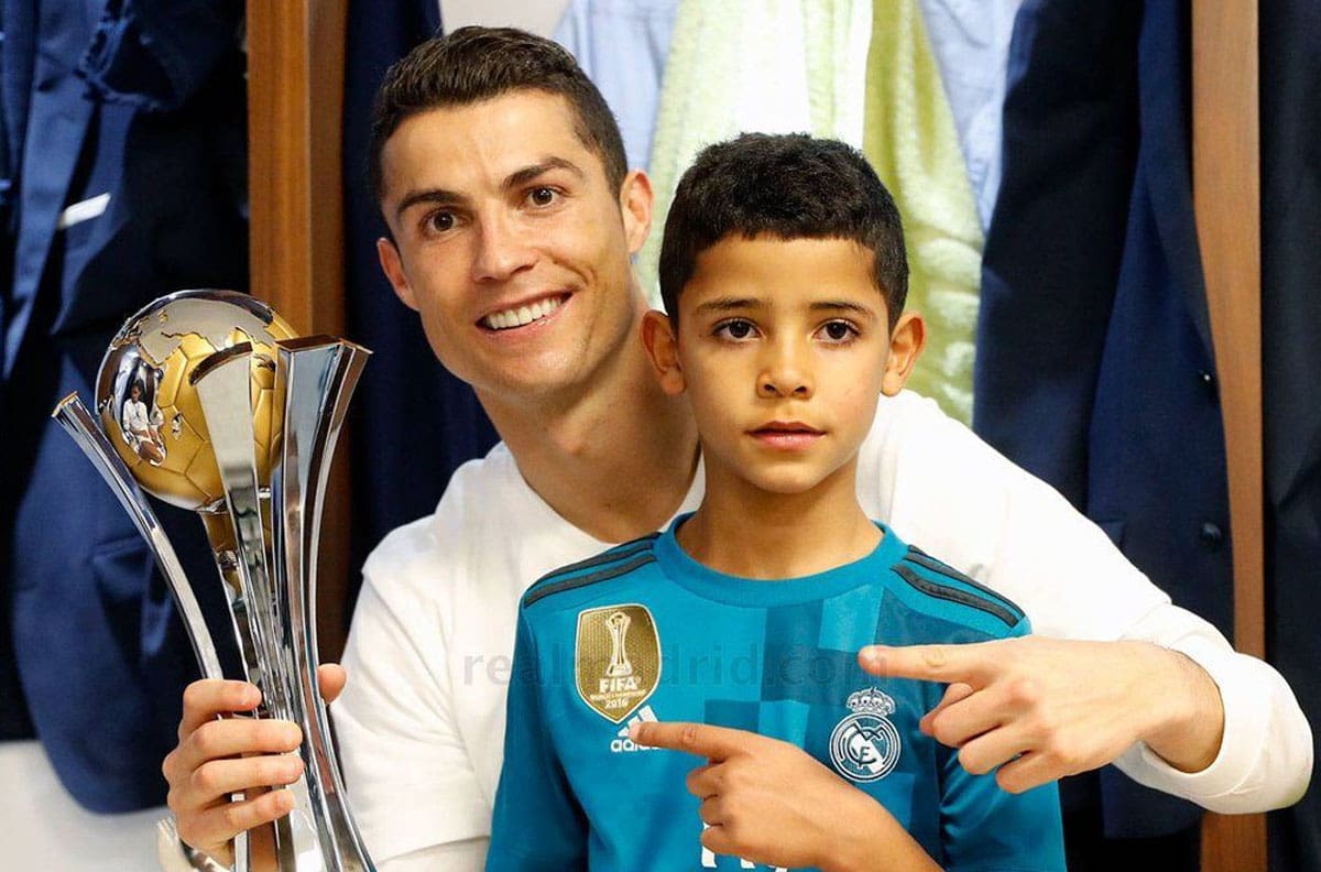 El hijo de Cristiano Ronaldo se presentó en Instagram hablando cuatro idiomas