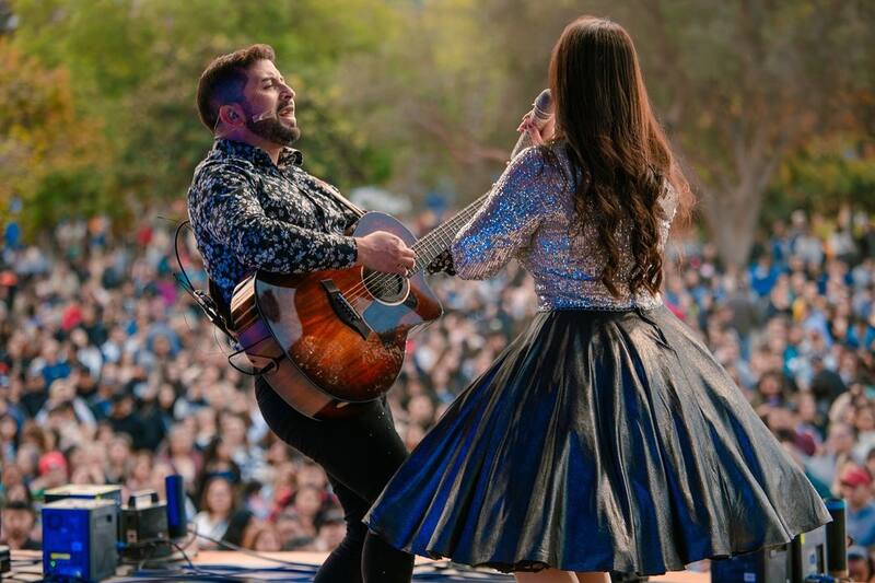 Entremares es un conjunto folklórico chileno.