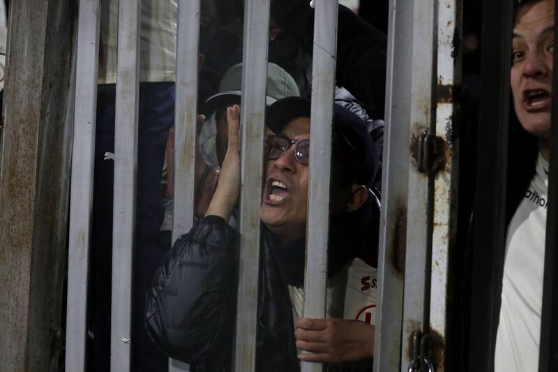 Hinchas de Universitario de Perú desesperados por lo que estaba ocurriendo en el Monumental