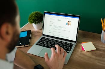 Influencer revela cómo usar la IA para postular a un trabajo con éxito: “Esto te va a ahorrar muchas horas de tener que modificar tu CV a cada vacante“