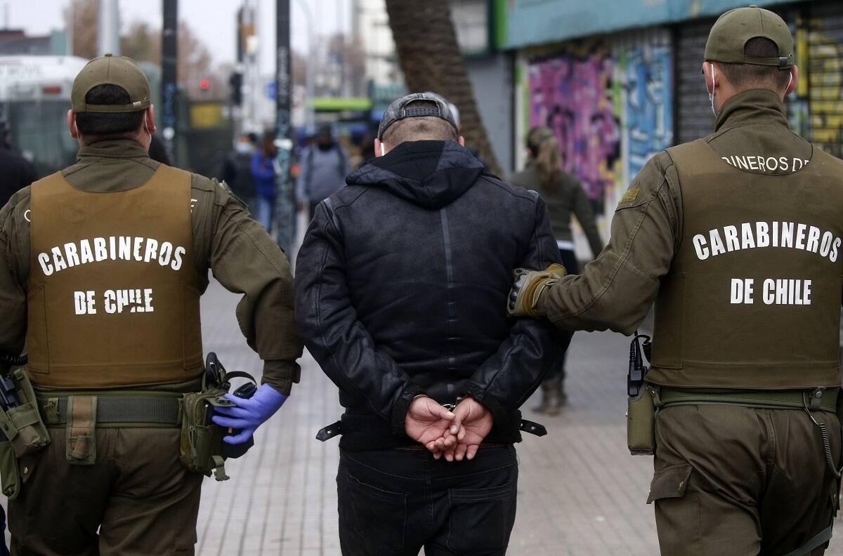 Joven de 16 años fue detenido por robo con intimidación e intentar sobornar a Carabineros