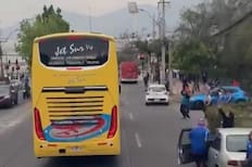 VIDEO | Captan el momento exacto en que hincha de la U apedrea el bus de Lanús
