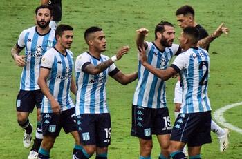 Eugenio Mena y Gabriel Arias jugaron todo el partido en la agónica victoria de Racing ante Colón