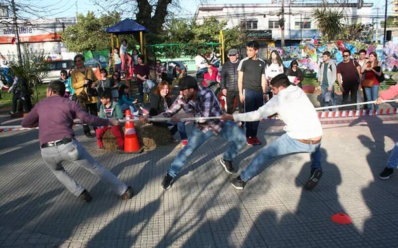 Si tienes fuerza y manos ágiles, tirar la cuerda es tu juego.