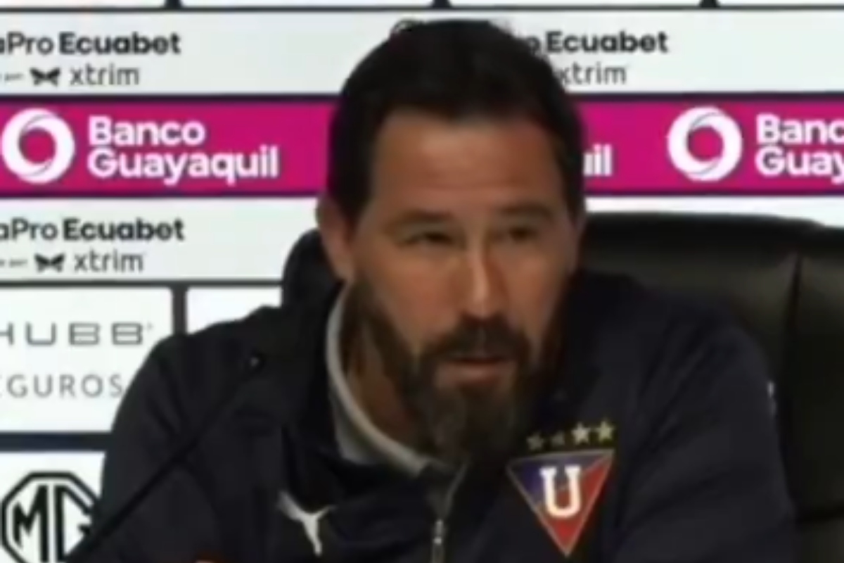 VIDEO | Ex DT del fútbol chileno explota en plena conferencia: “Hijo de mil pu...”