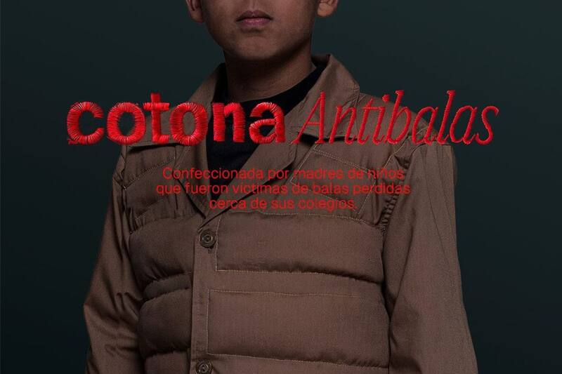 El vestuario escolar fue creado por la fundación para generar conciencia sobre los menores heridos a bala en el país.