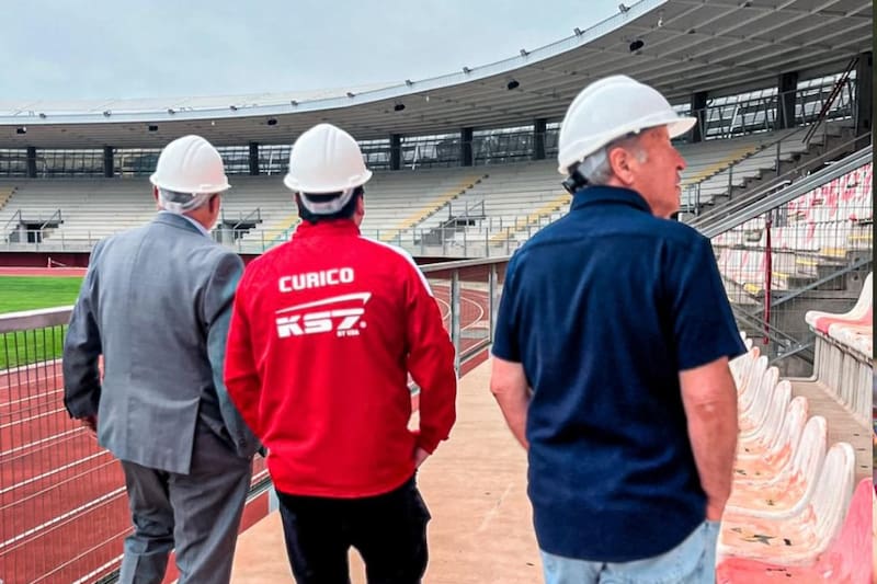 Curicó Unido hace un reconocimiento al recinto remodelado. Foto: Curicó Unido.