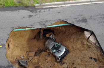 VIDEO | California: Dos vehículos cayeron en enorme socavón en plena autopista