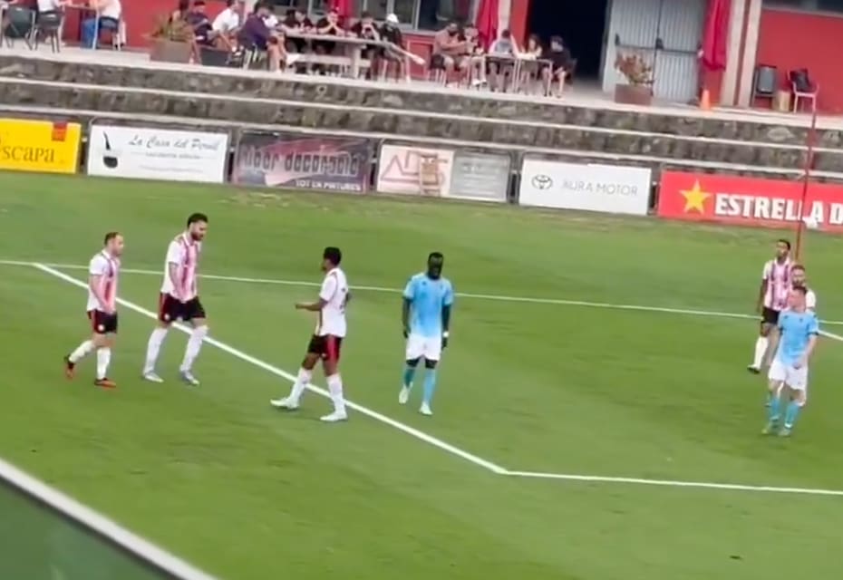 Compañeros felicitan al chileno por su asistencia.