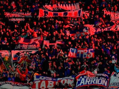 Desalojados: los serios incidentes protagonizados por la hinchada de la U en Argentina