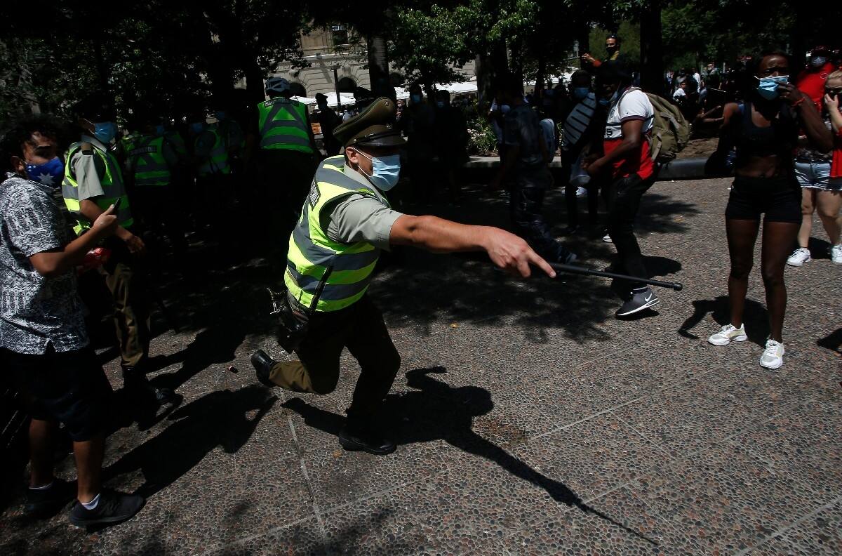 Protestas en Plaza de Armas: manifestantes hicieron retroceder piquete de Carabineros