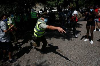 Protestas en Plaza de Armas: manifestantes hicieron retroceder piquete de Carabineros