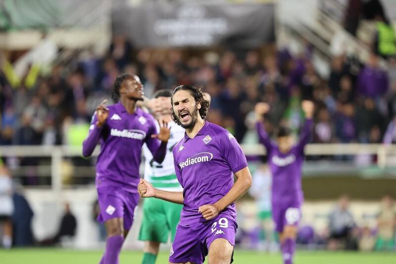 Yacine Adli con la camiseta de la Fiorentina.