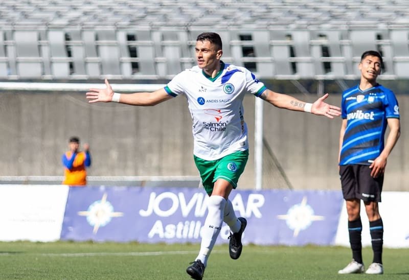 Luciano Vásquez delantero de Puerto Montt.