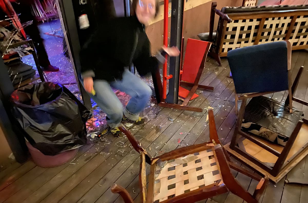 VIDEOS I Los encontraron gracias a su tarjeta de presentación: grupo de extrema derecha destruyó bar gay