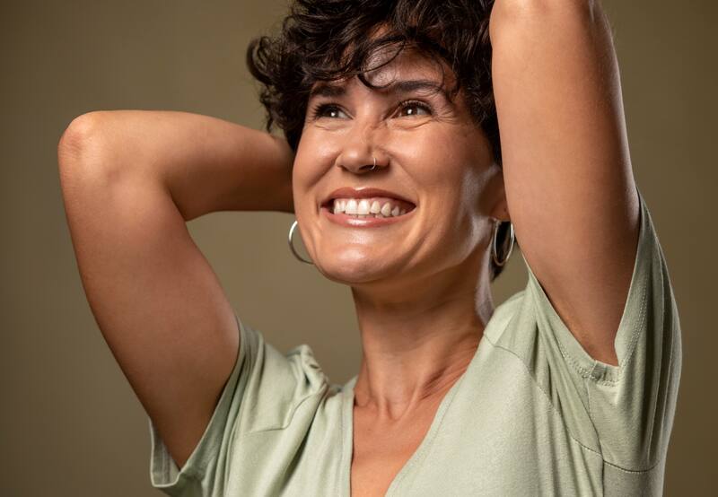 No es necesario ser una sílfide para lucir el cuerpo con confianza, sin embargo, el exceso de grasa en ciertas áreas del cuerpo puede ser incómodo y restar confianza | Foto: Freepik