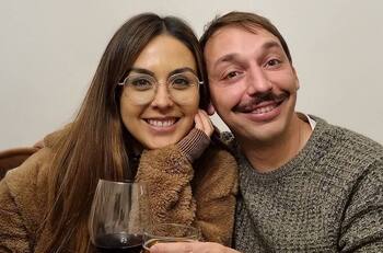 “10 años después de nuestro primer beso”: Rodrigo Gallina y su polola, Karina León, celebran una década de amor