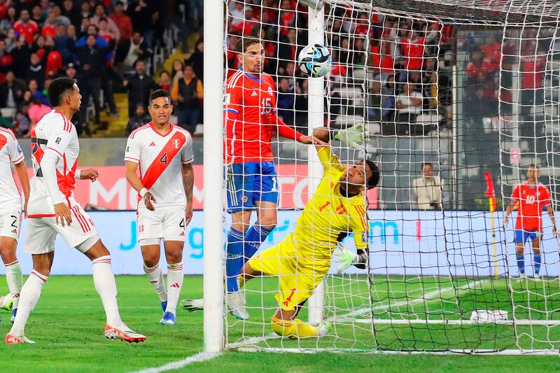 El jugador de la seleccion chilena Diego Valdes marca su gol contra Peru