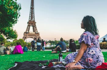 Así puedes vacacionar y trabajar por un año en Francia: el sueldo mínimo es de $1.560.000