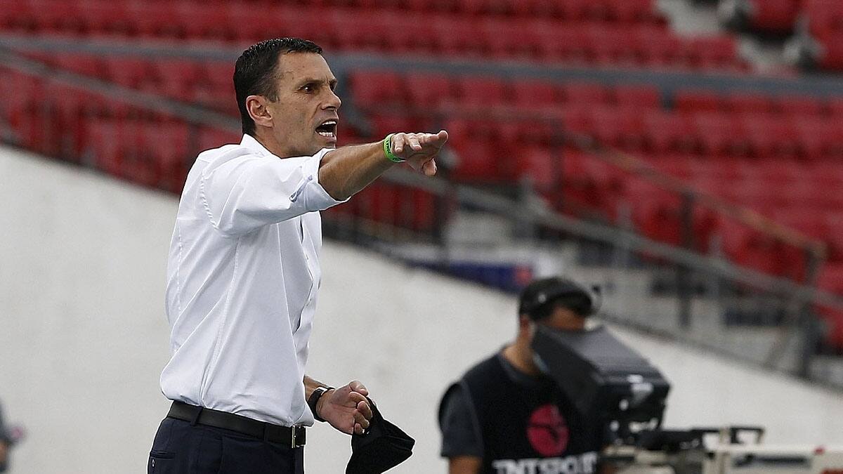 Tarea para Gustavo Poyet: El importante récord que deberá mantener el nuevo DT de la UC