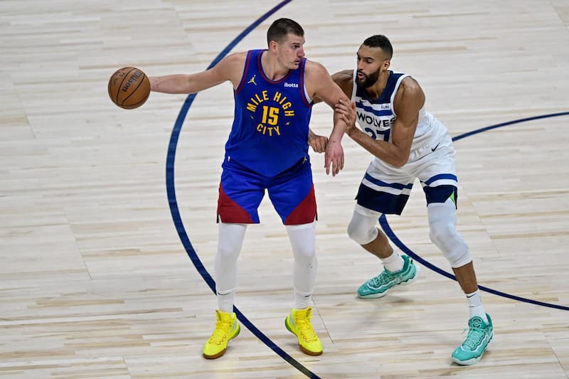 Denver Nuggets y Minnesota Timberwolves lucharán por clasificar a los playoffs de la NBA. (Foto: EFE)