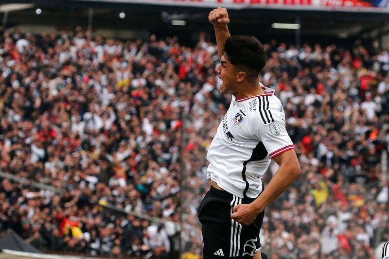 celebrando por Colo Colo. Foto: Agencia Aton.