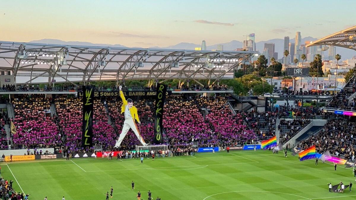 Hinchas de Los Ángeles reciben a su equipo con mosaico de Freddy Mercury al ritmo de We Will Rock You