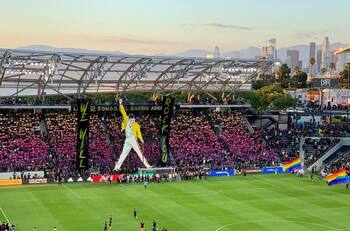 Hinchas de Los Ángeles reciben a su equipo con mosaico de Freddy Mercury al ritmo de We Will Rock You