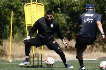 Acompañado de 3 chilenos: el portero nacional Claudio Santis parte al fútbol europeo