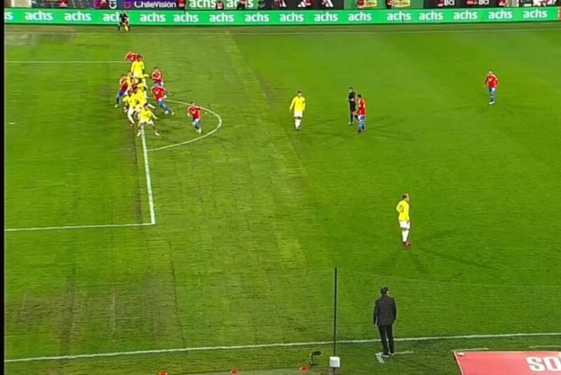 apareció en posición de adelante en el gol de La Roja