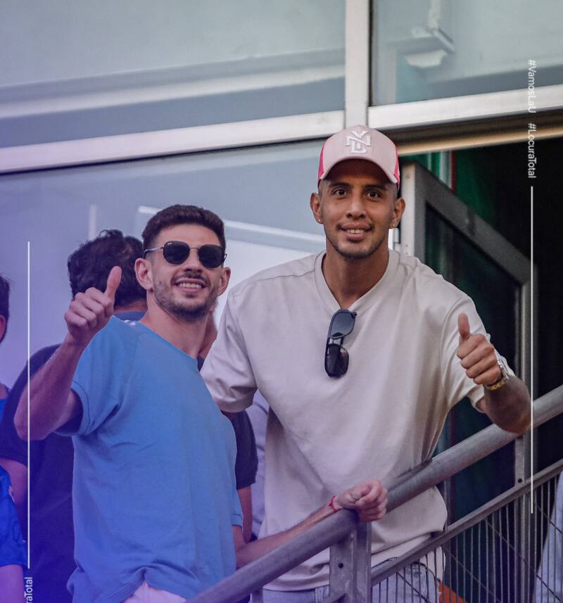 Los delanteros de la U fueron a apoyar a Everton.