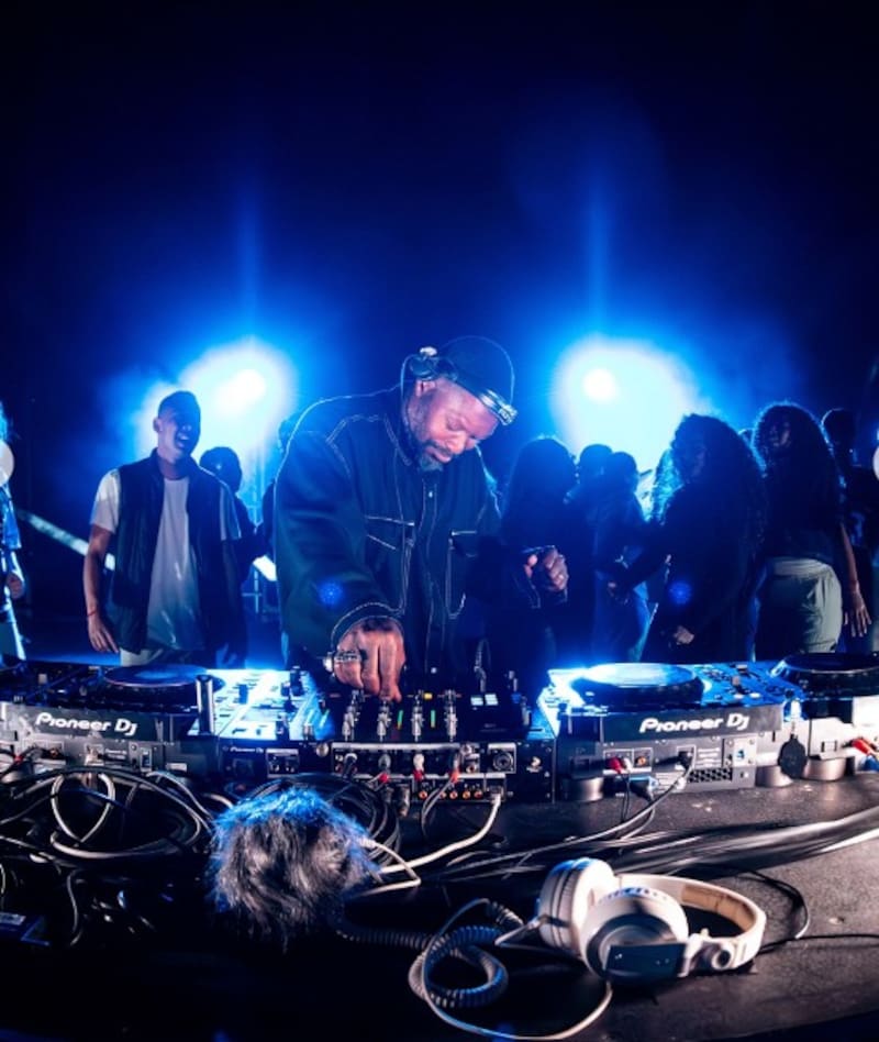 El multifacético exjugador de Francia ha comenzado su nueva carrera musical, tocando ante públicos selectivos. Foto: IG @djibrilcisse1981