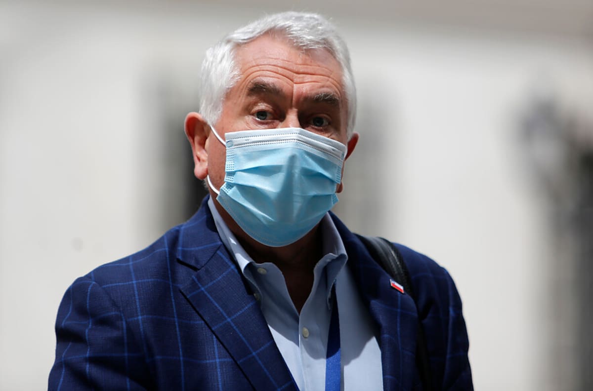 Ministro Paris: "Vamos a revisar uno a uno los correos antes de entregarlos"