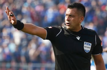 Hinchas arremeten contra Julio Bascuñán tras no expulsar a Óscar Opazo tras fuerte falta a De la Fuente en Colo Colo vs Curicó Unido