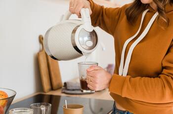 Si tu hervidor tiene sarro, estos dos ingredientes lo eliminará por completo