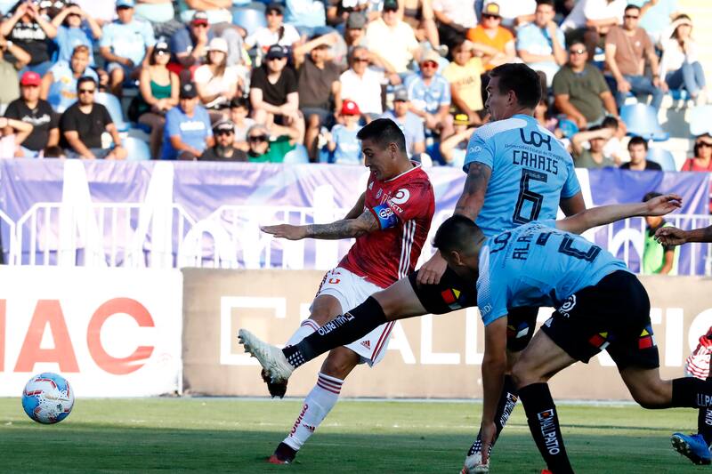 Marzo de 2020: el defensa de la U le marca a O'Higgins. Sumó 57 goles por el equipo azul.