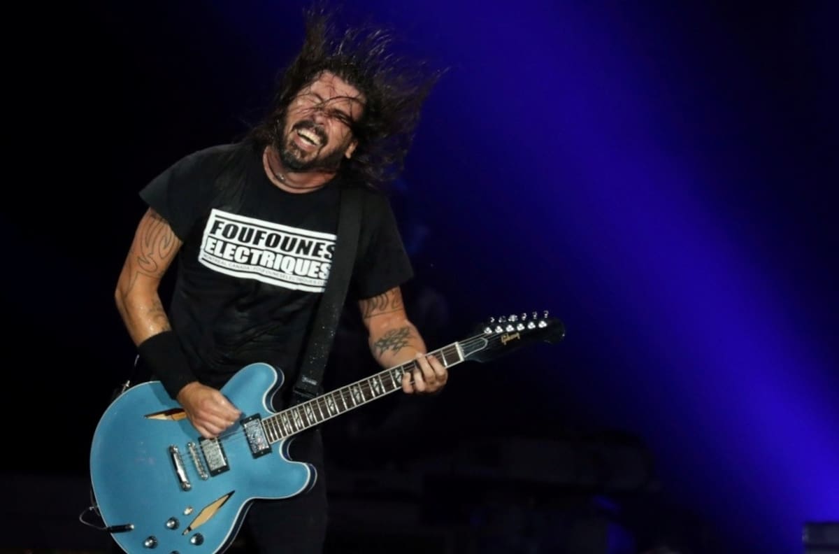 No aprenden: Grupos antivacunas intentaron boicotear concierto de Foo Fighters que era solo para vacunados