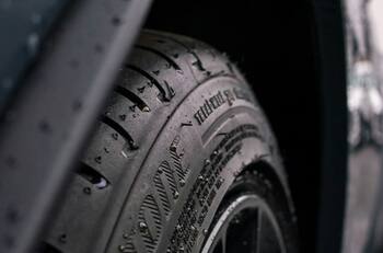 Así funciona el truco viral de la moneda para revisar tus neumáticos en días de lluvia