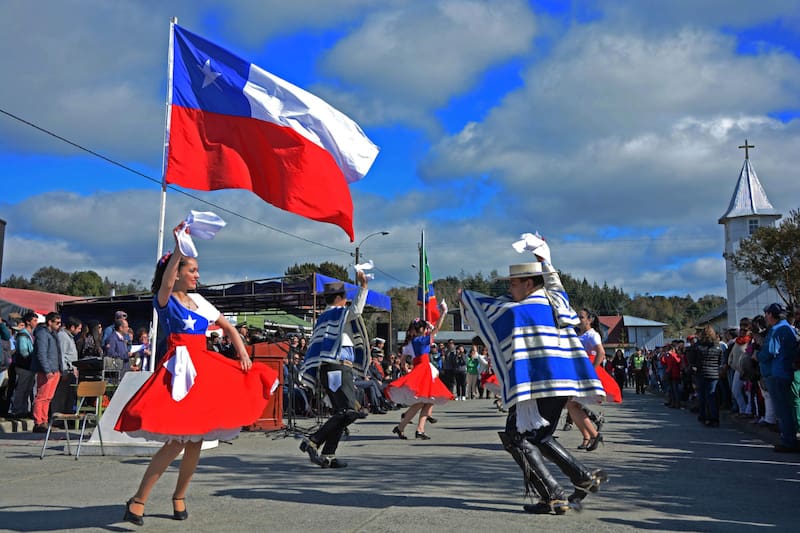 Conoce cómo poner de forma correcta la bandera chilena durante Fiestas Patrias.