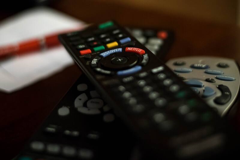 Estos botones están en todos los controles remoto, y cumplen una importante función.